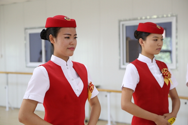 高铁餐吧乘务员图片,中高铁乘务员,最美高铁乘务员_大山谷图库